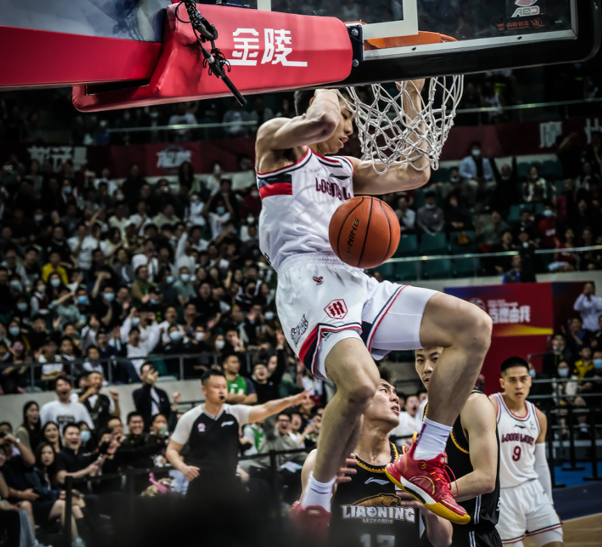 爱游戏入口-包含广州队险胜魔术，詹姆斯高光表现的词条