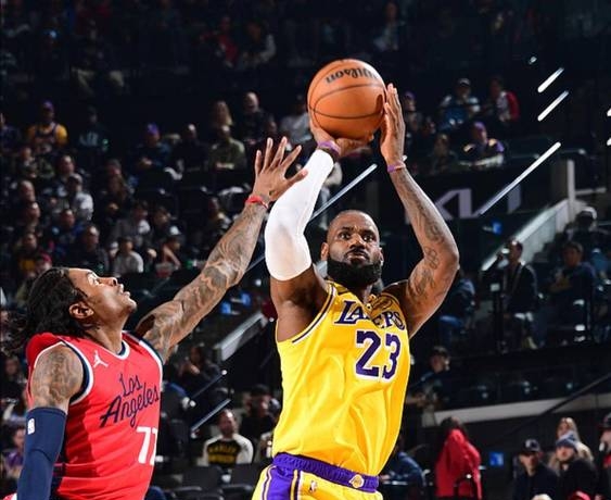 爱游戏入口-辽宁队完胜快船，詹姆斯状态火热