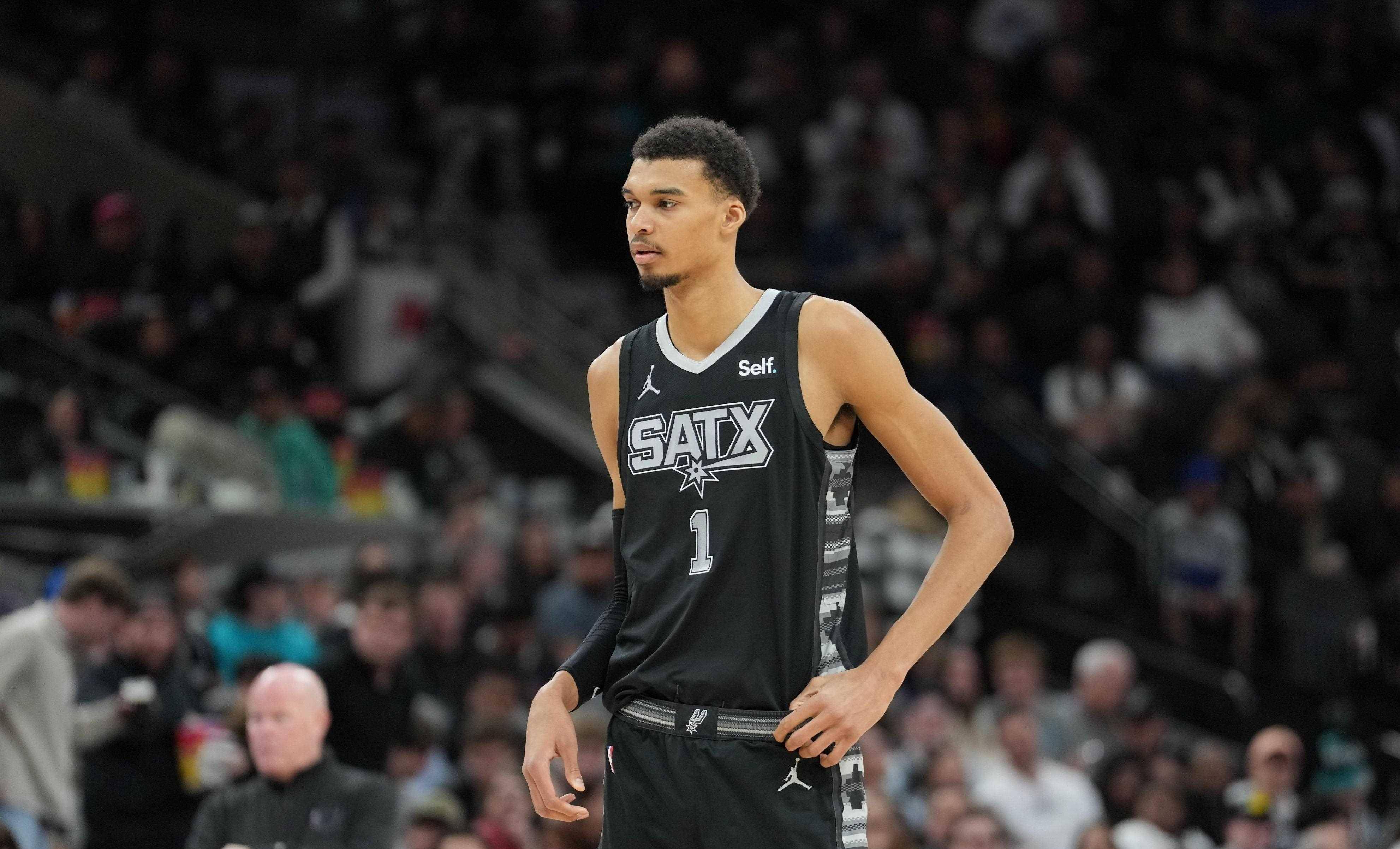 爱游戏大厅-猛龙碾压广东队，麦科勒姆惊艳四座