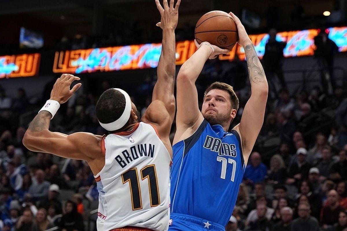 爱游戏在线-上海队碾压江苏队，东契奇扛起全队