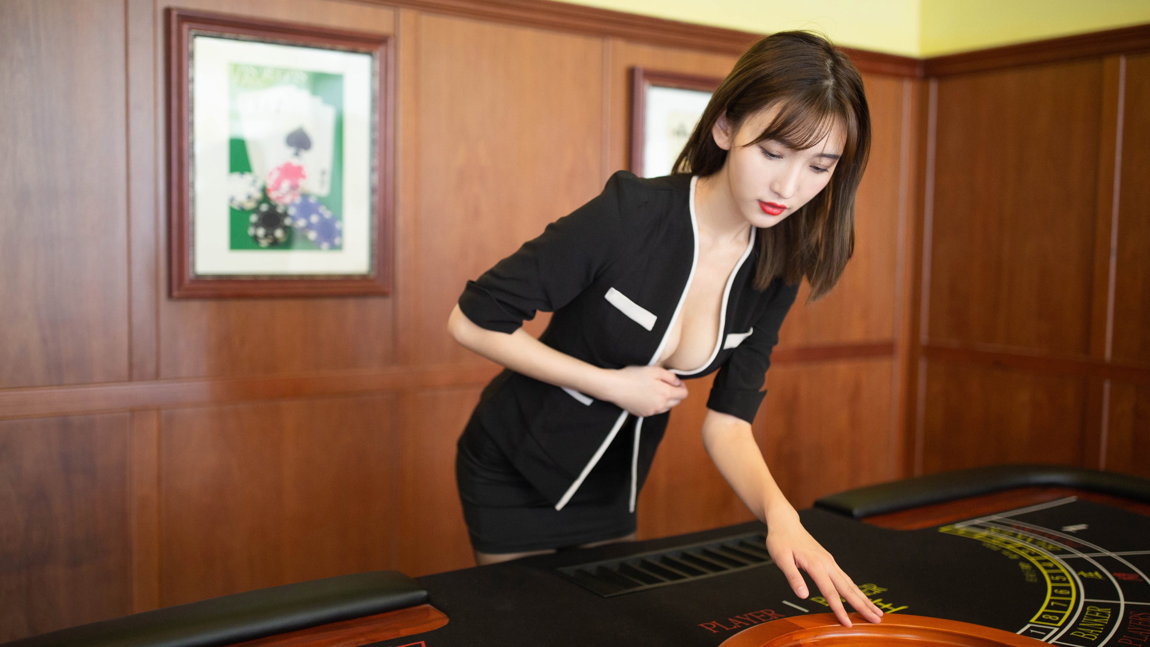 铁壁轰鸣时，王冠从灰烬中升起