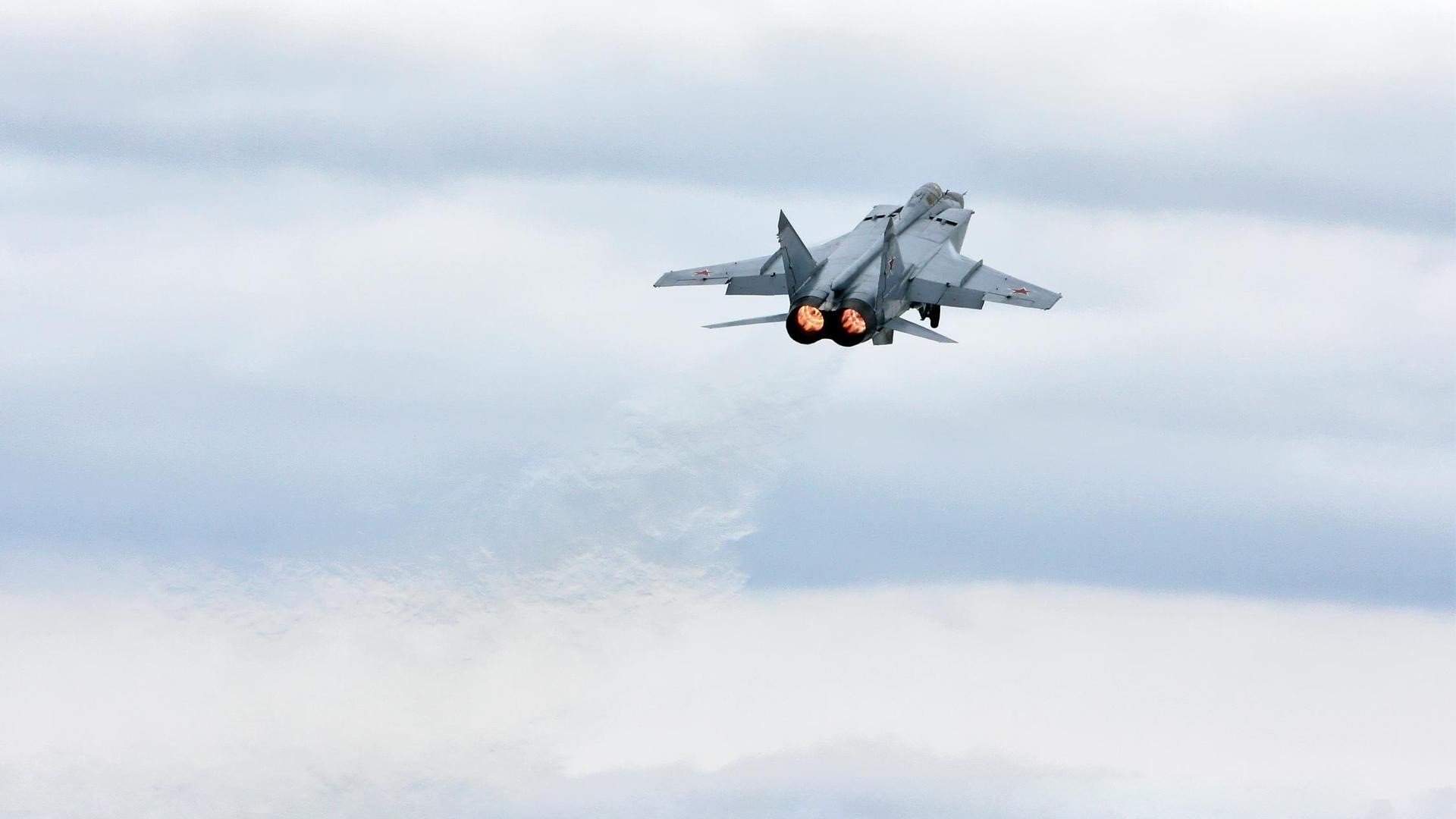 爱游戏大厅-当月光指引球场，哈利伯顿如何成为独一档的进攻指挥官